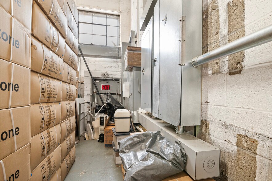 59-48 55th St, Maspeth, NY à vendre - Photo de l’immeuble – Image 3 sur 14