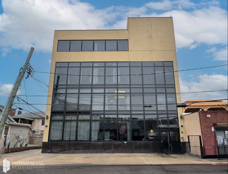 86 Brighton 1st Pl, Brooklyn, NY à louer - Photo principale – Image 1 sur 2