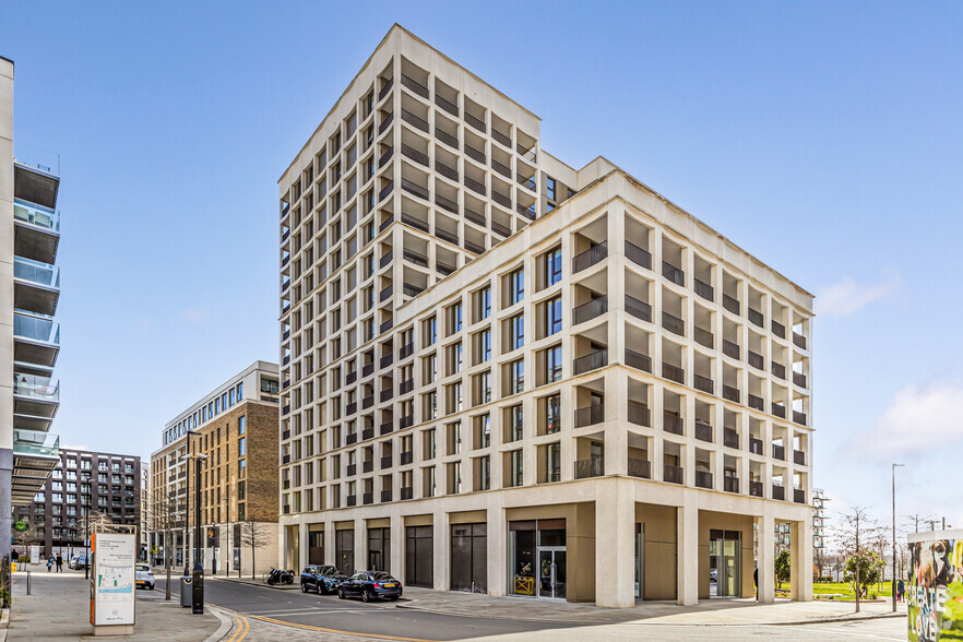 Royal Crescent Av, Londres à vendre - Photo de l’immeuble – Image 2 sur 5