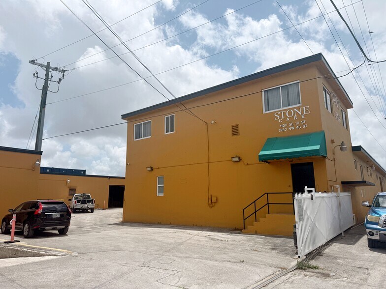 3750 NW 43rd St, Hialeah, FL à louer - Photo de l’immeuble – Image 2 sur 13