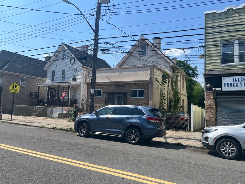 699 Henderson Ave, Staten Island, NY à vendre - Photo de l’immeuble – Image 2 sur 6