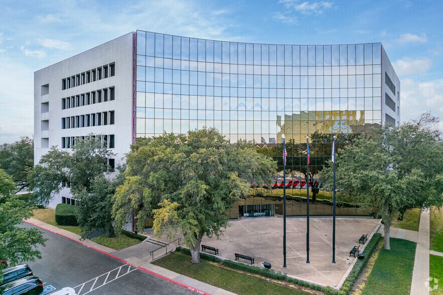 7929 Brookriver Dr, Dallas, TX à vendre - Photo de l’immeuble – Image 1 sur 27