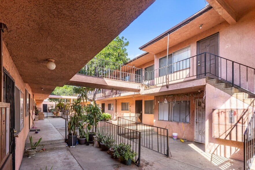 12661 Pierce St, Pacoima, CA à vendre - Photo principale – Image 1 sur 15