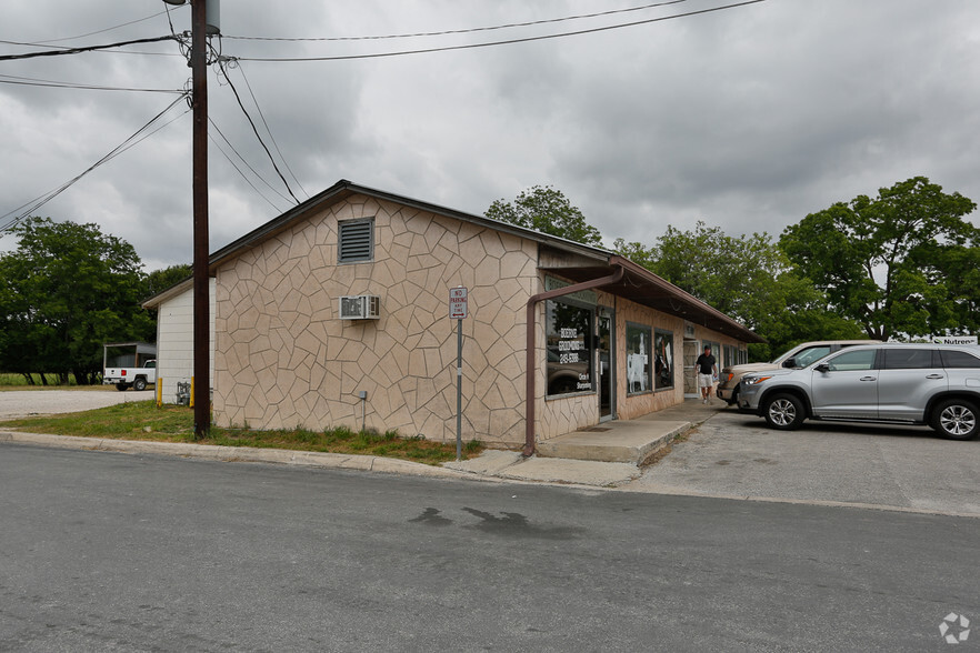 305-323 N Main St, Boerne, TX à louer - Photo de l’immeuble – Image 3 sur 8