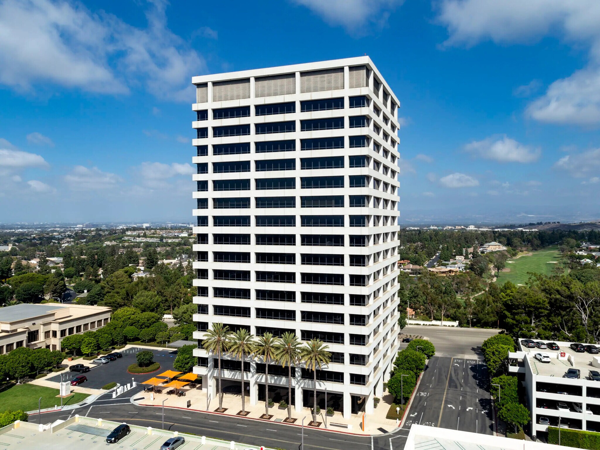 620 Newport Center Dr, Newport Beach, CA à louer Photo de l’immeuble– Image 1 sur 16