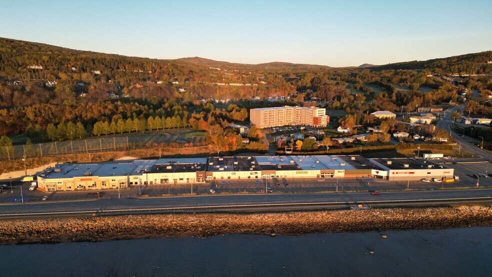 153-375 Boul De Comporté, La Malbaie, QC à louer - Photo de l’immeuble – Image 1 sur 4