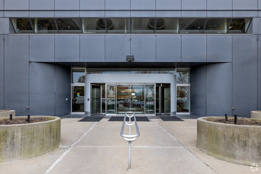 18000 W Nine Mile Rd, Southfield, MI à louer - Photo de l’immeuble – Image 3 sur 6