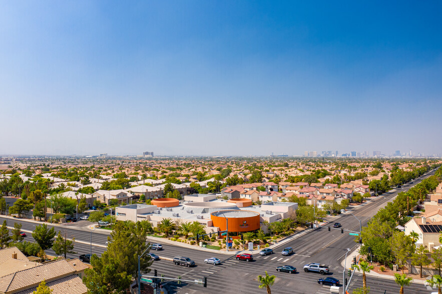 700 E Silverado Ranch Blvd, Las Vegas, NV à louer - Photo de l’immeuble – Image 3 sur 10