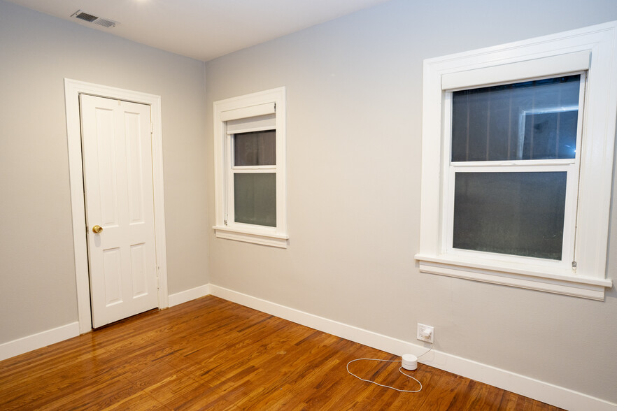 1213 E Chapman Ave, Fullerton, CA à louer - Photo de l’immeuble – Image 3 sur 9
