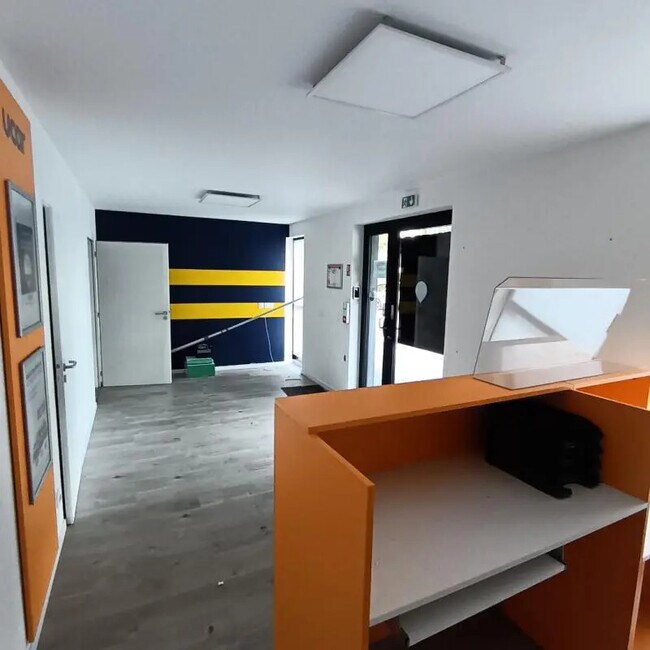 Plus de détails pour Local d'activités à louer