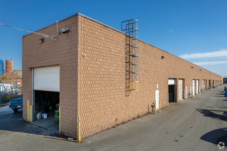 94 Kenhar Dr, Toronto, ON à vendre - Photo de l’immeuble – Image 3 sur 7