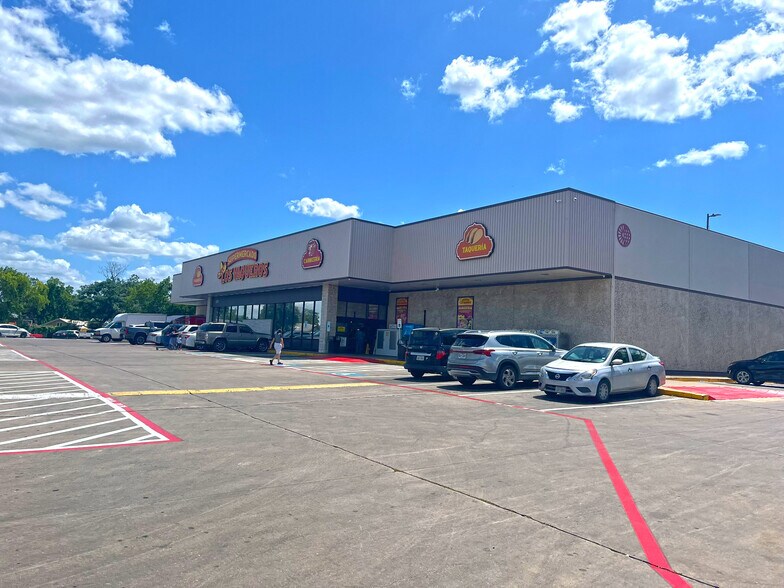 6800 Berkman Dr, Austin, TX à louer - Photo de l’immeuble – Image 1 sur 1