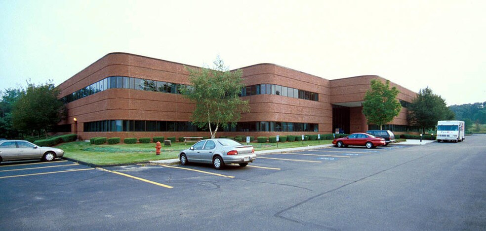 15 Pacella Park Dr, Randolph, MA à louer - Photo de l’immeuble – Image 3 sur 15