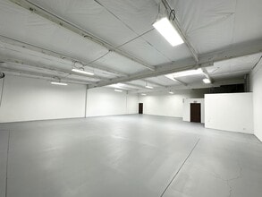 2700 S Main St, Santa Ana, CA à louer Photo intérieure– Image 1 sur 2