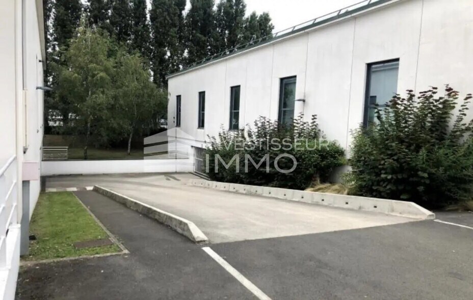 Bureau dans Villeneuve-la-Garenne à louer - Photo de l’immeuble – Image 2 sur 5