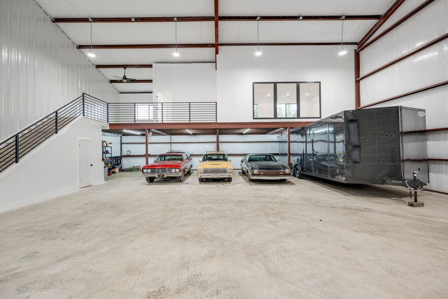 15210 Fitzhugh Rd, Austin, TX à louer - Photo de l’immeuble – Image 1 sur 18