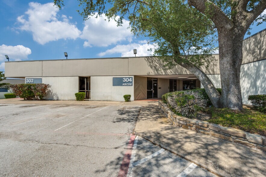 11837 Judd Ct, Dallas, TX à louer - Photo de l’immeuble – Image 3 sur 10