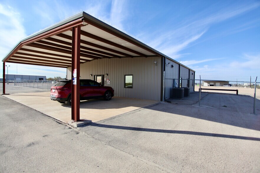 6308 S County Road 1270, Midland, TX à louer - Photo de l’immeuble – Image 3 sur 44