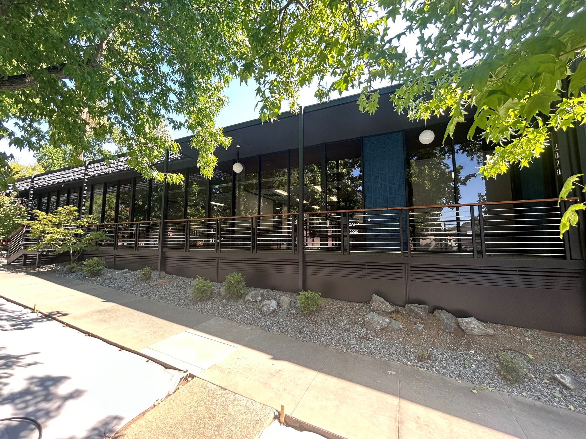 2020 V St, Sacramento, CA à louer Photo de l’immeuble– Image 1 sur 6
