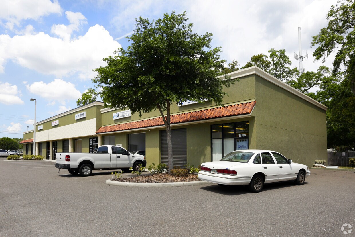 13791 N Nebraska Ave, Tampa, FL à louer Photo principale– Image 1 sur 3