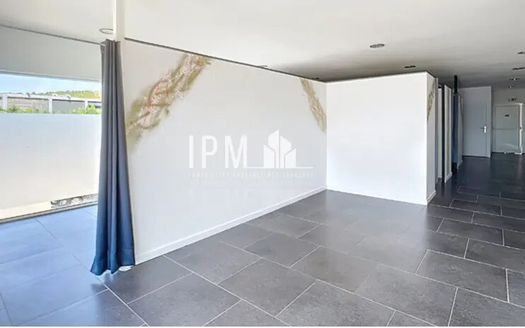 Local commercial dans Saint-Mitre-les-Remparts à louer - Photo intérieure – Image 1 sur 7