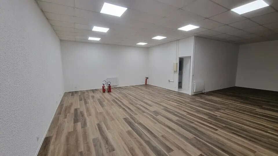 22 Bis Rue Des Malines, Lisses à louer - Photo de l’immeuble – Image 2 sur 8