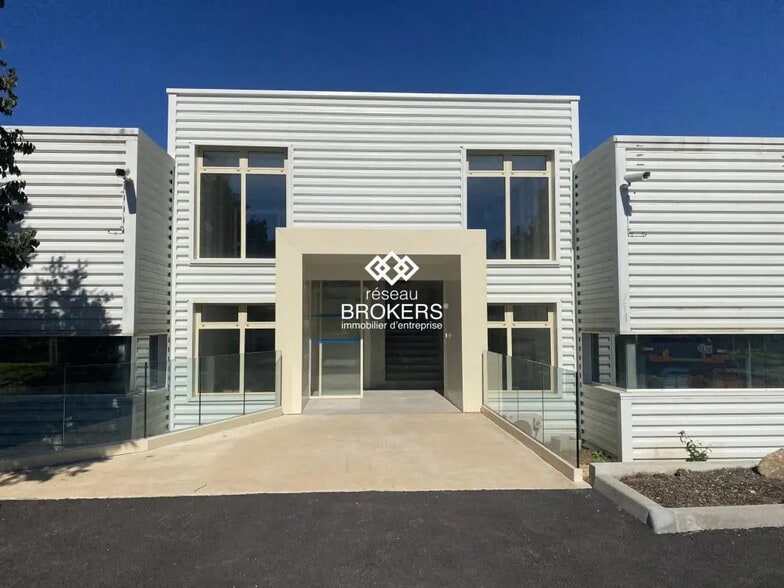 Local d’activités dans Montauroux à louer - Photo de l’immeuble – Image 2 sur 18