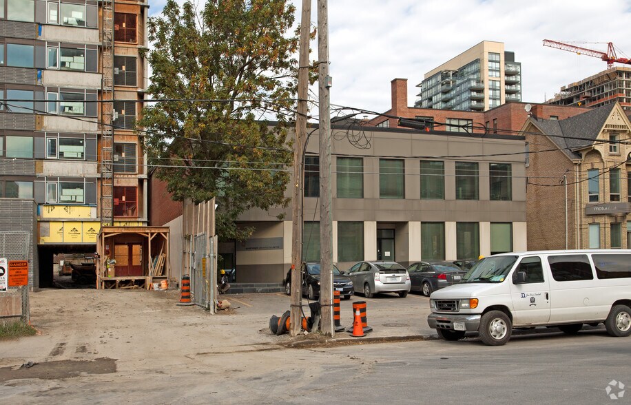 380 Wellington St W, Toronto, ON à louer - Photo de l’immeuble – Image 2 sur 2
