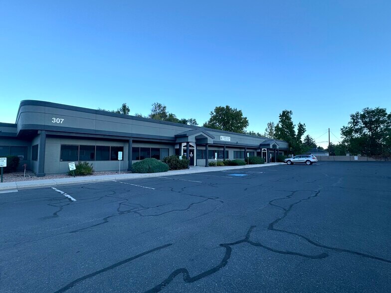307 W Winnie Ln, Carson City, NV à louer - Photo de l’immeuble – Image 2 sur 6