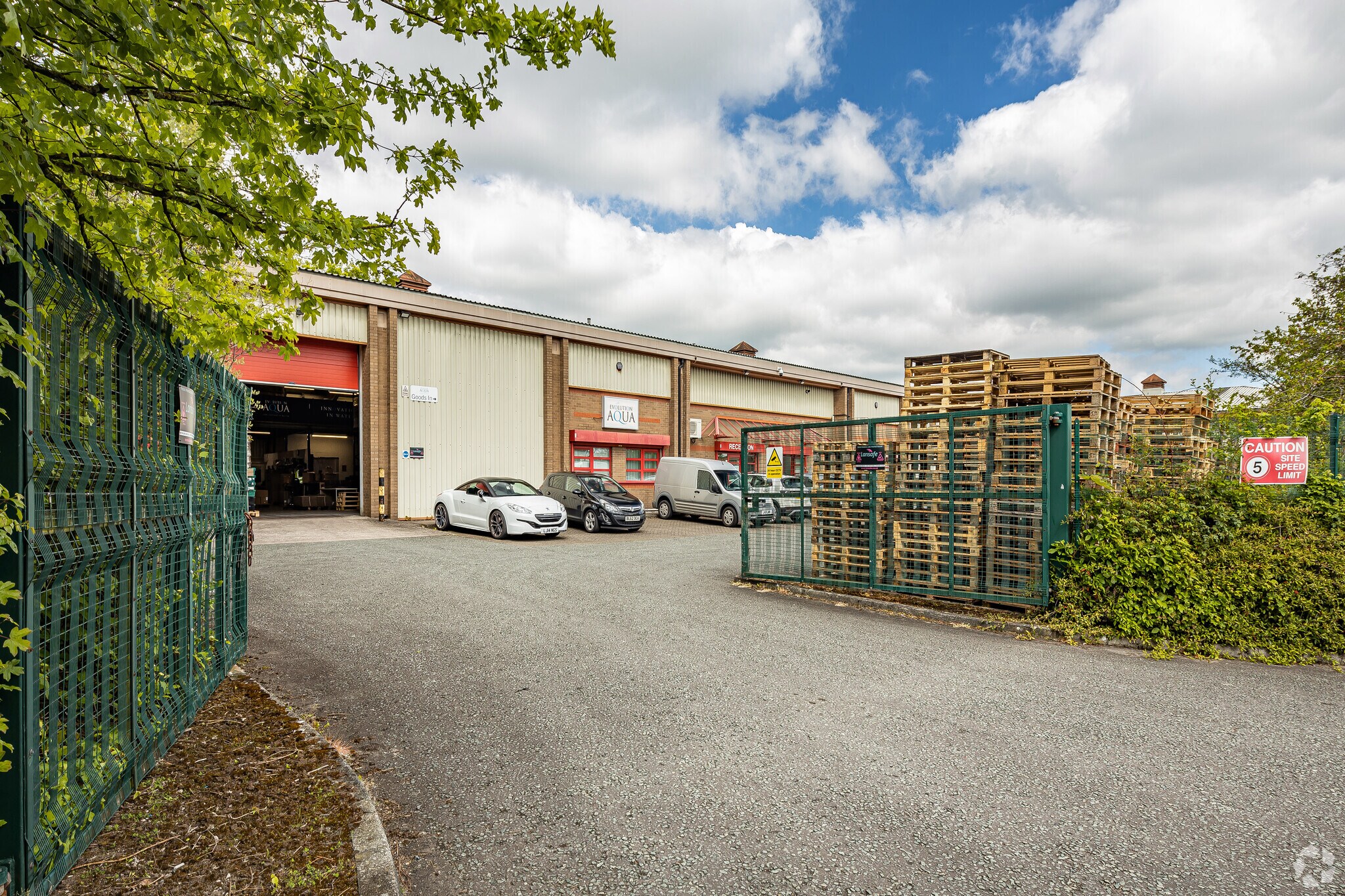 4 Fourmarts Rd, Wigan à louer Photo principale– Image 1 sur 3