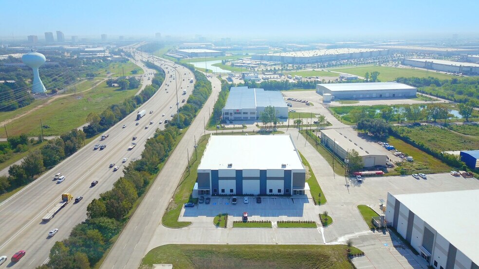 1401 N Sam Houston Pky W, Houston, TX à louer - Photo de l’immeuble – Image 1 sur 8