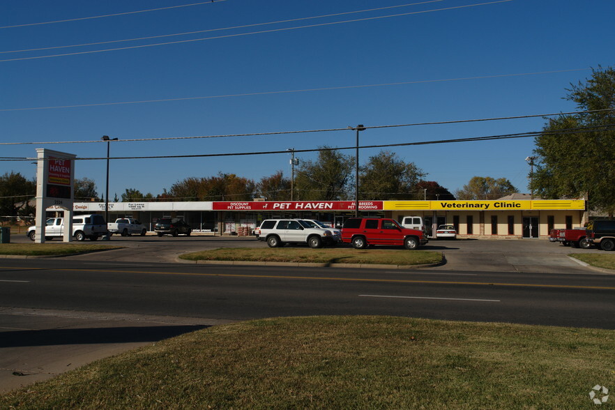 NNN Multi-tenant Commercial Investment portefeuille de 2 biens à vendre sur LoopNet.fr - Photo principale – Image 1 sur 2