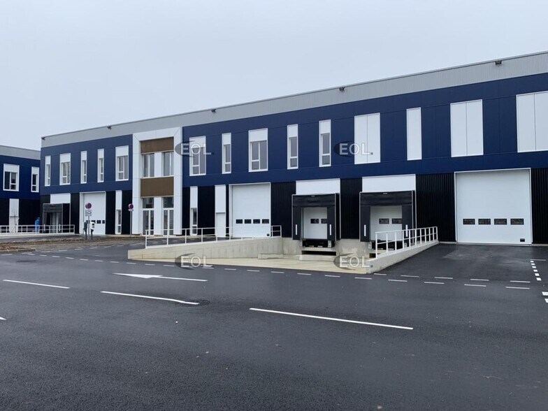 Local d’activités dans Moissy-Cramayel à louer - Photo de l’immeuble – Image 1 sur 9