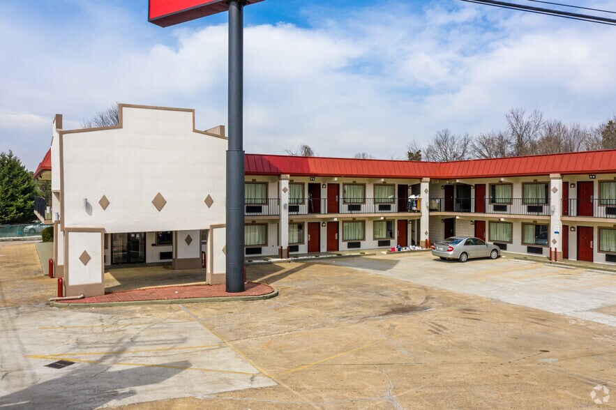 7421 Bonny Oaks Dr, Chattanooga, TN à vendre - Photo principale – Image 1 sur 11
