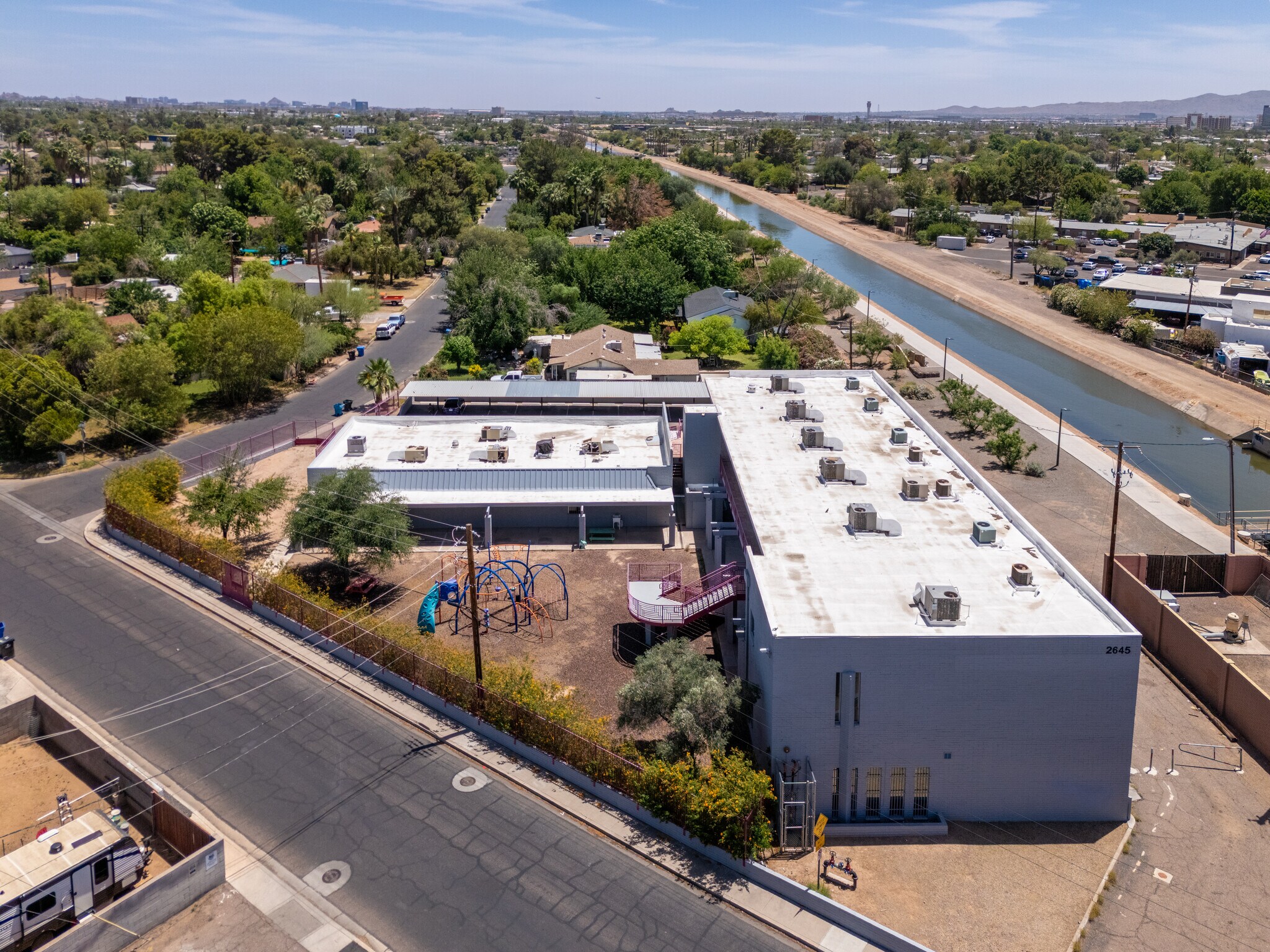 2645 N 24th St, Phoenix, AZ à louer Photo de l’immeuble– Image 1 sur 19