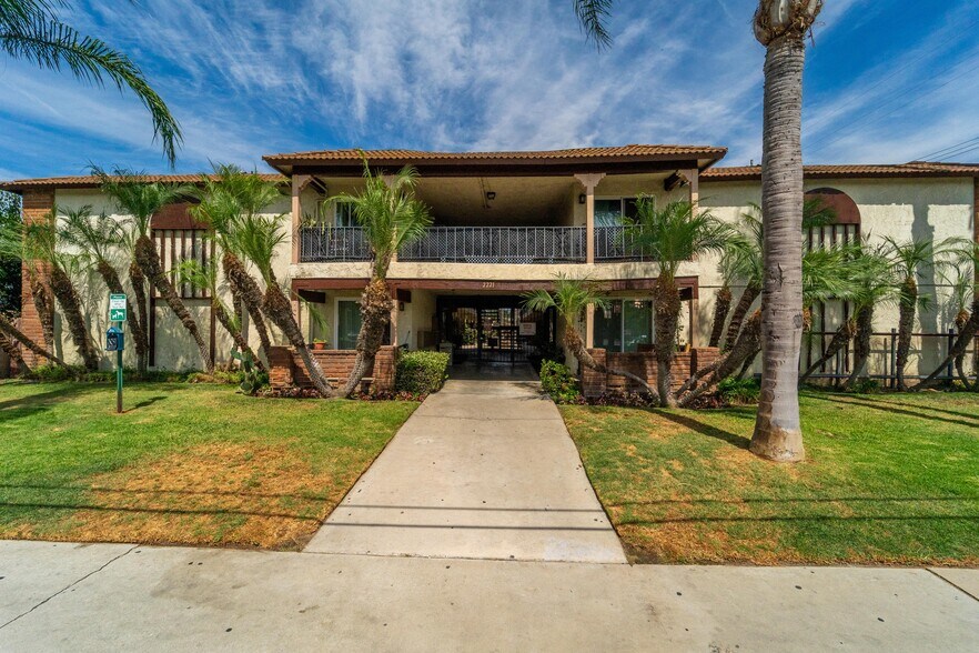 2221 E Lenita Ln, Santa Ana, CA à vendre - Photo de l’immeuble – Image 2 sur 8