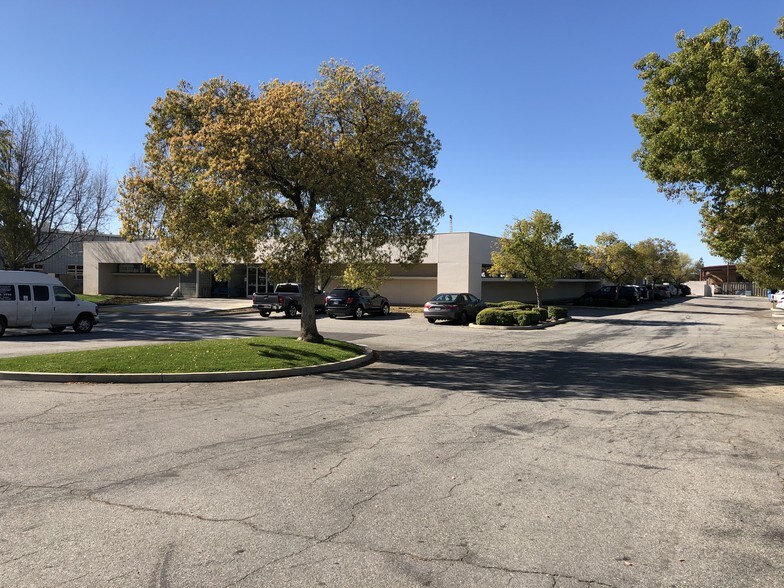 3101 Pegasus Dr, Bakersfield, CA à louer - Photo principale – Image 1 sur 5