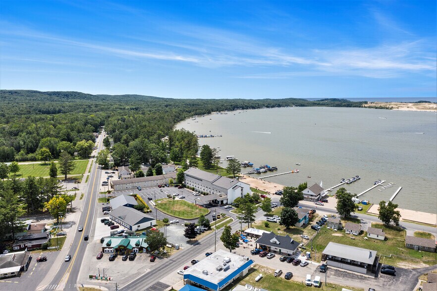 1180 N Shore Dr, Mears, MI à vendre - Photo de l’immeuble – Image 3 sur 51