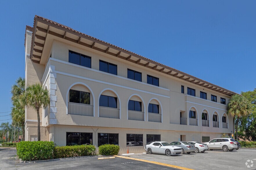 2300 W Sample Rd, Pompano Beach, FL à louer - Photo de l’immeuble – Image 2 sur 13