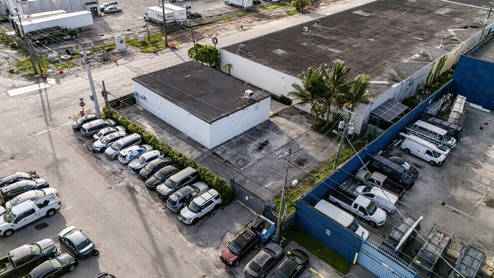5201 NW 36th Ave, Hialeah, FL à louer - Photo de l’immeuble – Image 2 sur 8