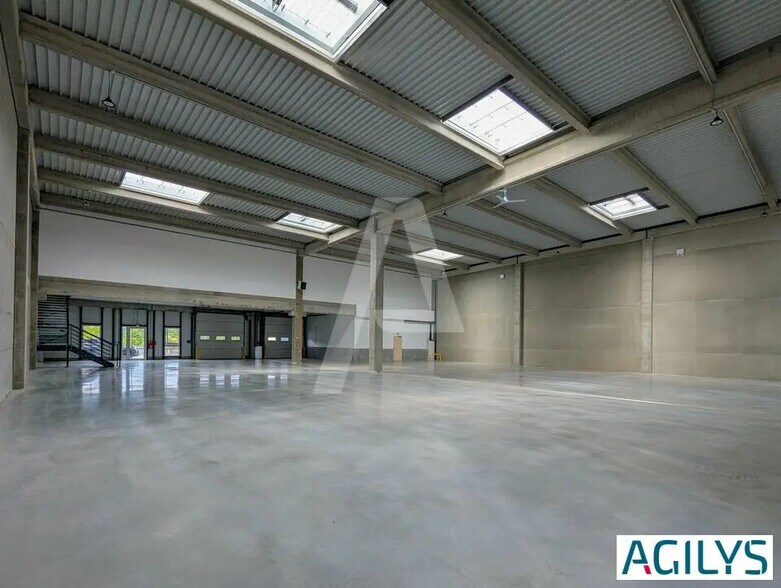 Local d’activités dans Élancourt à louer - Photo de l’immeuble – Image 2 sur 12