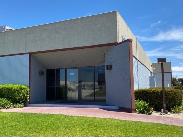 15602 Producer Ln, Huntington Beach, CA à louer Photo de l’immeuble– Image 1 sur 2
