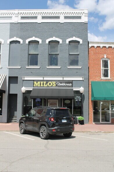 16 W Peoria St, Paola, KS à vendre - Photo principale – Image 1 sur 14