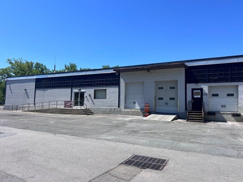 102 Fairview Park Dr, Elmsford, NY à louer - Photo de l’immeuble – Image 3 sur 31