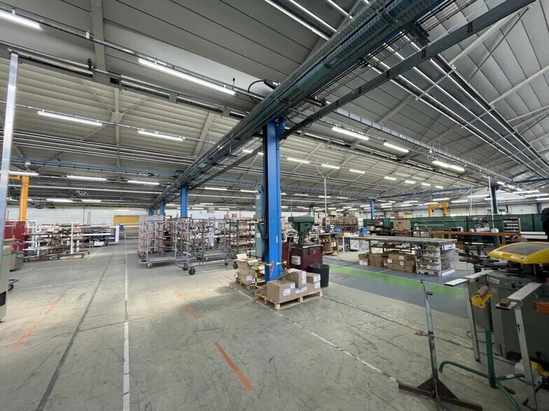 Local d’activités dans Évreux à louer - Photo de l’immeuble – Image 1 sur 13