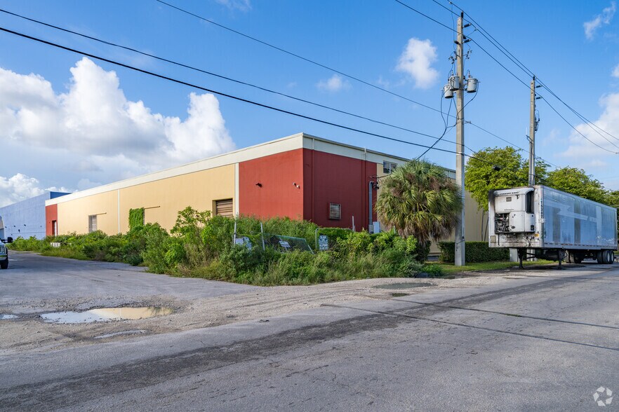3051-3061 NW 75th Ave, Miami, FL à louer - Photo de l’immeuble – Image 3 sur 6