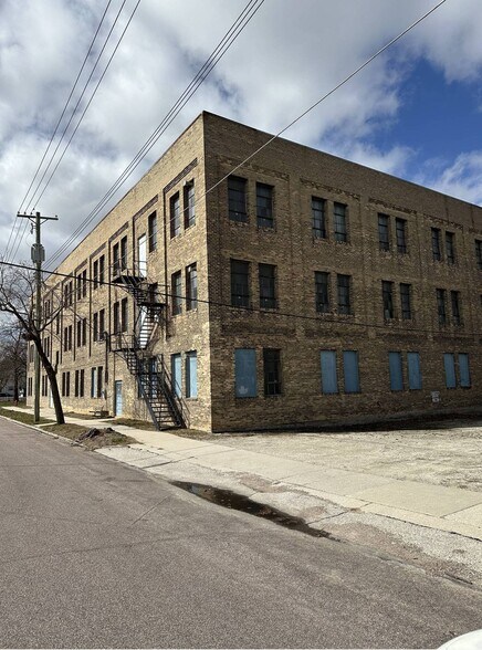 1133 S 16th St, Manitowoc, WI à vendre - Photo de l’immeuble – Image 3 sur 11