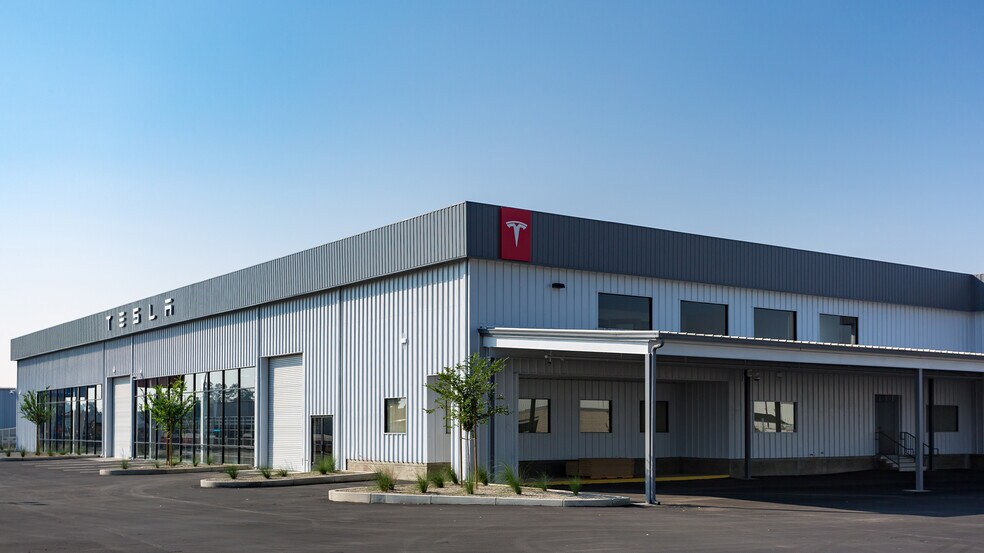 2720 Auto Mall Dr, Bakersfield, CA à vendre - Photo principale – Image 2 sur 4