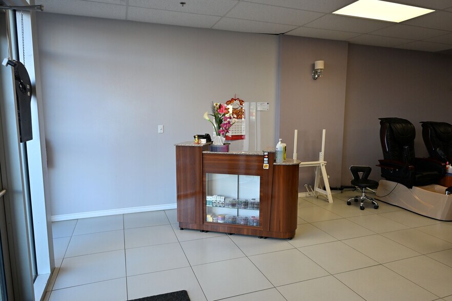 11769 Jasper Ave, Edmonton, AB à louer - Photo de l’immeuble – Image 3 sur 5
