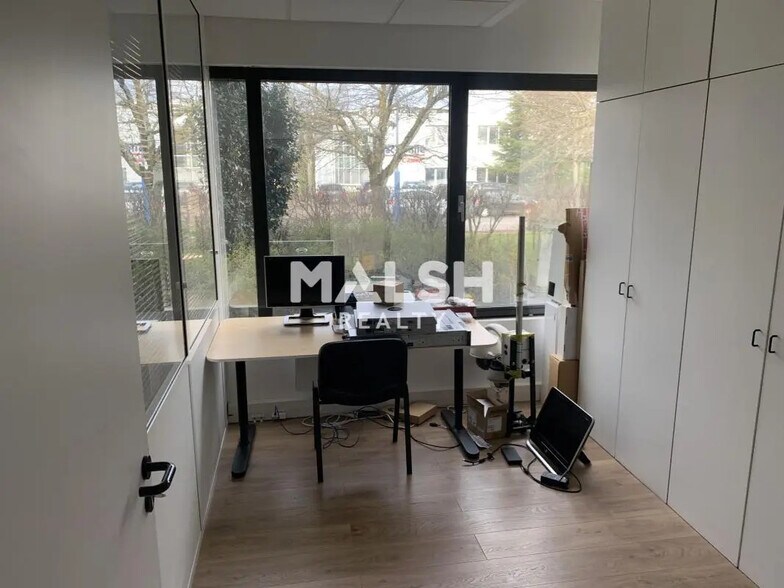 Bureau dans Bron à louer - Photo de l’immeuble – Image 3 sur 8